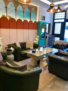 - un salon avec des canapés et une table dans l'établissement 威尼斯民宿, à Tainan