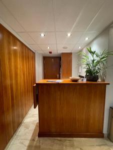 an office with a desk with a potted plant on it at Hotel Arturo in La Pobleta de Bellvei