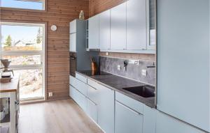 una cocina con armarios blancos y fregadero en 4 Bedroom Beautiful Home In Sjusjen, en Sjusjøen