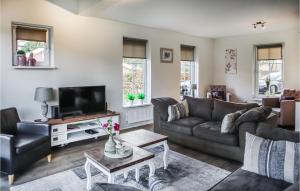 sala de estar con sofás y TV en Nice Home In Hoge Hexel With Wifi en Hoge-Hexel