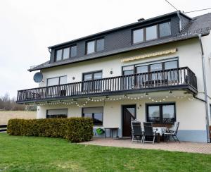 a large white building with a table and chairs at Yn e Homeie in Baar