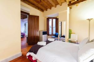A bed or beds in a room at Apartamento con patio junto a la Catedral by Toledo AP