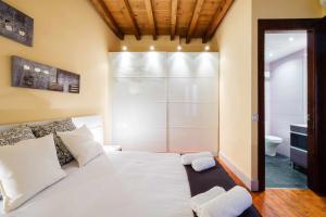 A bed or beds in a room at Apartamento con patio junto a la Catedral by Toledo AP