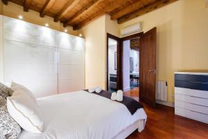 A bed or beds in a room at Apartamento con patio junto a la Catedral by Toledo AP