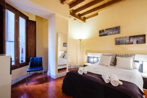 A bed or beds in a room at Apartamento con patio junto a la Catedral by Toledo AP