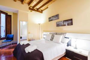 A bed or beds in a room at Apartamento con patio junto a la Catedral by Toledo AP