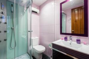 A bathroom at Apartamento con patio junto a la Catedral by Toledo AP