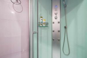 A bathroom at Apartamento con patio junto a la Catedral by Toledo AP