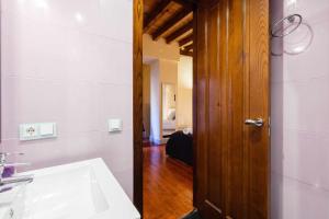 A bathroom at Apartamento con patio junto a la Catedral by Toledo AP