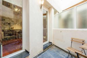 A seating area at Apartamento con patio junto a la Catedral by Toledo AP