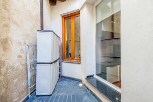 A kitchen or kitchenette at Apartamento con patio junto a la Catedral by Toledo AP