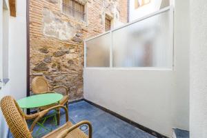 A television and/or entertainment centre at Apartamento con patio junto a la Catedral by Toledo AP