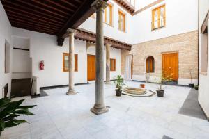 A seating area at Apartamento con patio junto a la Catedral by Toledo AP