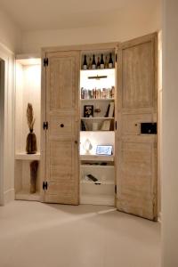 um armário com uma porta de madeira num quarto em Dimora San Giuseppe em Lecce