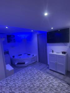 Camera blu con vasca e lavandino di Maison Rinaldi SrL a Bari