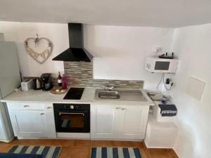 'Coll de Rates' Beautiful 1-Bed Apartment في ألكالالي: مطبخ صغير مع حوض وموقد