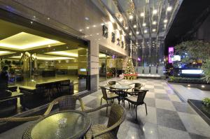 a restaurant with tables and chairs in a building at King's Paradise Hotel in Zhongli