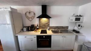 Kuchyňa alebo kuchynka v ubytovaní 'Coll de Rates' Beautiful 1-Bed Apartment