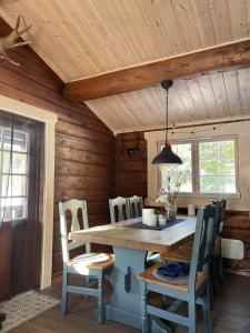 uma sala de jantar em madeira com uma mesa e cadeiras em madeira em Villa Fregn em Ljørdal
