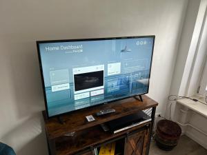 TV i/ili multimedijalni sistem u objektu Hummelglück - Ferienwohnung mit Terrasse in 30 Min in HH City