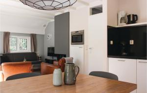 een keuken en een woonkamer met een tafel en stoelen bij Dopheide in Ommen