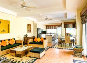 un salon avec un canapé et une table dans l'établissement 3-4BR Laguna Phuket Golf Course Villa with Pool & Jacuzzi, à Laguna Phuket