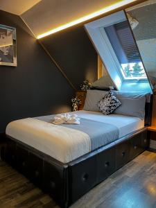 a bedroom with a bed with a window on it at Boutique Hotel Schulz Classic in Neustadt am Rübenberge
