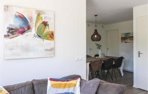 una sala de estar con sofá y una pintura en la pared en 3 Bedroom Amazing Home In Hoge Hexel, en Hoge-Hexel