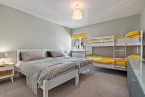 - une chambre avec 2 lits superposés et un bureau dans l'établissement Dolphins Apartment - Spectacular Sea Views, à Saundersfoot