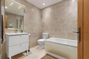 Ένα μπάνιο στο Dolphins Apartment - Spectacular Sea Views +27 φωτογραφίες