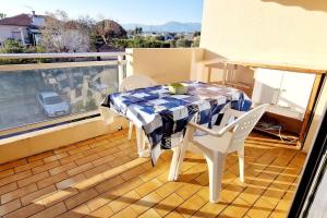 una mesa y sillas sentadas en un balcón en Studio Antibes avec piscine, en Antibes