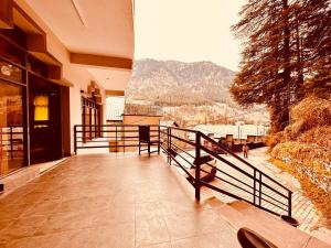 a balcony of a building with a view of a mountain at Hotel D Kanchan Manali in Manāli