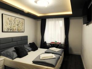 1 dormitorio con 1 cama con 2 toallas en Hotel Hecht en Feldkirch
