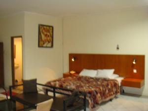 Una cama o camas en una habitación de Sunset View Carita by Augusta hotel