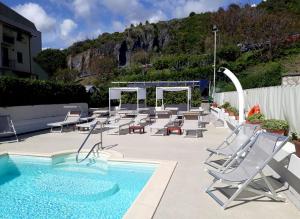 un grupo de sillas y una piscina en Hotel 4 Venti spa & wellness, en Sestri Levante