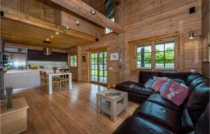 una sala de estar con sofá de cuero en una cabaña de madera en Cozy Home In Preserje With Sauna, en Preserje