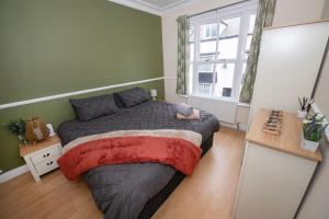 sypialnia z łóżkiem i dużym oknem w obiekcie EmmaDale Bridington Town Centre Sleeps 10 w mieście Bridlington