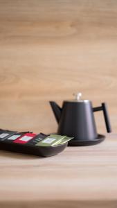 a black tea pot sitting on top of a table at Casa Mare in Meiningen