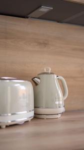 una tostadora blanca sobre una mesa de madera en Casa Mare en Meiningen