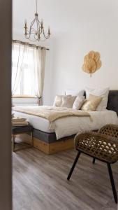 ein Schlafzimmer mit einem großen Bett und einem Stuhl in der Unterkunft Casa Mare in Meiningen