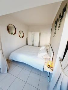 En eller flere senge i et værelse på T1, proche plage et commerces