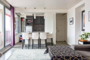 Kuchnia lub aneks kuchenny w obiekcie Le Suffren-Eiffel Appartement