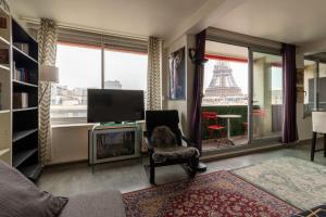 Telewizja i/lub zestaw kina domowego w obiekcie Le Suffren-Eiffel Appartement