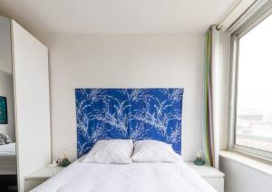 Łóżko lub łóżka w pokoju w obiekcie Le Suffren-Eiffel Appartement