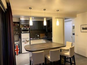 Kuchnia lub aneks kuchenny w obiekcie Le Suffren-Eiffel Appartement