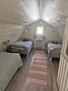 Llit o llits en una habitació de Hyttingsfabodstugor