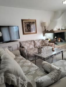 ein Wohnzimmer mit einem Sofa und einem Couchtisch in der Unterkunft Boutique Apartment Arzachena in Arzachena