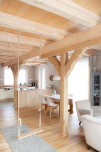 een keuken en een woonkamer met houten plafonds en een schommel bij Holzmichel 
