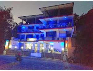 カングラにあるRoyal Taj Hotel, Kangraの青いライトが映える建物
