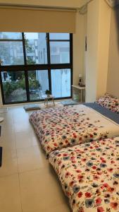 ein großes Bett in einem Zimmer mit einem großen Fenster in der Unterkunft Return to the Garden with Thoughts 隨思還園民宿 台東縣民宿第1926號 in Taitung